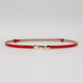 Sottile cintura in pelle verniciata rossa da donna, cinturino regolabile con fibbia dorata. - Rosso