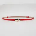 Rode smalle lederen riem voor dames met gouden ronde metalen gesp, stijlvolle taille. - Rood