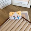Adorable broche chat en peluche blanc avec broderie détaillée d'une expression qui pleure - Ouverture à l'arrière / Chat Qui Pleure