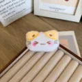 Broche mignonne en peluche chat de dessin animé pour vêtements et sacs blanc jaune. - Ouverture à l'arrière / Chat Qui Cligne des Yeux