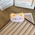 Broche chat en peluche mignonne avec lunettes roses et oreilles jaunes - Ouverture à l'arrière / Chat à lunettes