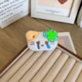 Jolie broche chat en peluche avec un visage brodé et un trèfle à quatre feuilles - Chat Qui Pleure Trèfle de la Chance