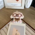 Pendentif broche chien en peluche beige avec lunettes marron pour accessoires de bricolage - Style de Broche / Chiot marron avec lunettes marron