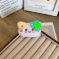 Broche chat en peluche blanche avec visage brodé et accessoire trèfle à quatre feuilles - Chat Souriant Trèfle de la Chance