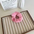 Chouchou en peluche rose doux avec une texture moelleuse pour un style automne-hiver - Rose Foncé