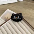 Broche tête de chat en peluche noire faite main avec des broderies détaillées - Style de Broche / Chat noir