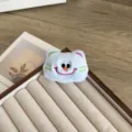 Adorable broche de chat en peluche bleu clair pour décorer les sacs et les vêtements - Style de Broche / Chat Bleu