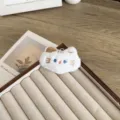 Broche chat en peluche blanche mignonne avec yeux bleus brodés sur un plateau bijoux - Style de Broche / Chat Café et Blanc