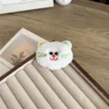 Broche mignonne tête de chat en peluche blanche avec moustaches vertes sur plateau - Style de Broche / Chat Jaune Vert Blanc