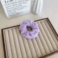 Chouchou en fausse fourrure pelucheuse pour femme dans une variante de couleur violet clair - Violet