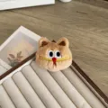 Broche mignonne tête de chat en peluche marron pour sacs et vêtements de mode - Chat Café