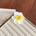 Pince à cheveux élégante en forme de narcisse blanc et jaune pour femmes, style doux - Pack fleur unique / Blanc