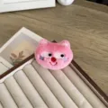 Broche chat en peluche rose avec broderie pour sacs et vêtements accessoire décor - Chat Rose Vif