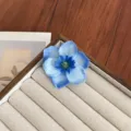 Douce pince à cheveux fleur de narcisse bleue pour coiffure élégante de vacances - Pack fleur unique / Bleu