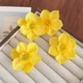 Lot de pinces à cheveux en tissu jonquille jaune doux pour un style de vacances à la plage - Ensemble de 4 Pièces / Lot de 4 / Jaune
