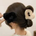 Pinces à cheveux élégantes en peluche en forme de cœur pour coiffures d'hiver chic - M / Camel
