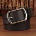 Vista dettagliata di una cintura vintage in pelle nera con fibbia ad ardiglione - 105cm / Nero