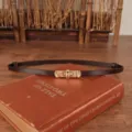 Slanke donkerbruine echt lederen riem detail met gouden draaibare gesp voor jurken. - koffiekleur