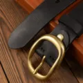 Cintura da donna vintage in vera pelle nera con fibbia ad ardiglione in metallo dorato. - 105cm / Nero