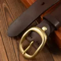 Cintura marrone in vera pelle da donna con fibbia ad ardiglione in ottone, stile vintage. - 105cm / Caffè