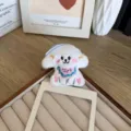 Broche de chiot en peluche blanche avec chapeau bleu et collier rose pour le DIY - Style de Broche / Chiot rose avec chapeau bleu