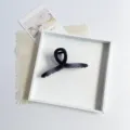 Grande pince à cheveux violet mat minimaliste pour un coiffage élégant à l'arrière - Noir & Blanc Mat
