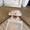 Adorable broche de chien en peluche beige avec chapeau à carreaux pour DIY créatif - Style de Broche / Chiot marron avec chapeau marron