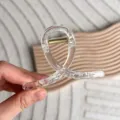 Élégante pince à cheveux transparente de 8 cm avec un design croisé minimaliste pour chignons - Clair Transparent