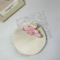 Elegante cremeweiße Haarklammer mit rosa Herzen und einem süßen Lächelbär-Motiv - Herz Bär Stil / Herz Bär Cremeweiß