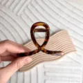 Grande pince à cheveux de 8cm en écaille de tortue avec un design croisé robuste - Ambre