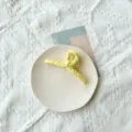 Grande pince à cheveux en tissu jaune avec une texture plissée pour un look doux - Jaune Oie
