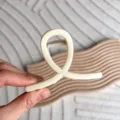 Pince à cheveux élégante 8cm de couleur crème avec design croisé pour un maintien sûr - Abricot Beige