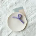 Grande pince à cheveux en tissu violet lavande pour un style printanier élégant - Violet