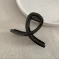 Pince à cheveux croisée noire brillante de 8 cm pour coiffures élégantes de femmes - Noir