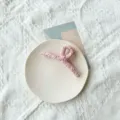Pince à cheveux rose recouverte de tissu sur une assiette élégante - Rose Orange Clair