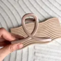 Grande pince à cheveux minimaliste de 8cm en beige nude brillant pour chignons - Couleur Thé au Lait
