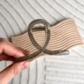 Grande pince à cheveux minimaliste de 8cm avec design croisé en fini ambre - Gris Gelée