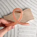 Pince à cheveux pêche 8cm avec un design croisé élégant et minimaliste pour femmes - Rose Gelée