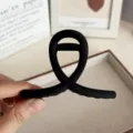 Pince à cheveux croisée noire mate minimaliste pour femme, grande pince crabe de 8cm - Noir mat