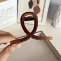 Pince à cheveux minimaliste de 8cm marron mat avec boucle croisée pour chignons. - Ambre Mat