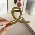 Pince à cheveux 8cm vert olive translucide avec design croisé élégant et moderne - Vert Gelée