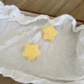 Lot de deux accessoires de bricolage pince à cheveux étoile en peluche jaune sur papier - Accessoire Étoile (M030) / Jaune
