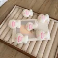 Adorables poissons en peluche blancs avec détails de broderie rose pour bricolage - Style Ouverture au Dos / 500 Pièces/Paquet / Rose
