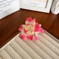 Pince à cheveux fleur d'orchidée en tissu rose et blanc pour un style vacances bohème - Dégradé Rose Vif
