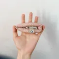 Grande barrette à cheveux rose à pois blancs avec un adorable motif de visage souriant - Pois marron clair