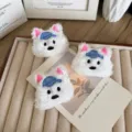 Broche peluche chien West Highland White Terrier pour vêtements et sacs DIY - Style Ouverture au Dos / Chien au Chapeau Bleu