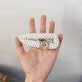 Grande barrette BB rembourrée à pois blancs et noirs avec détail de visage souriant - Pois Blancs