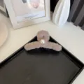 Grande pince à cheveux en peluche avec perle, couleur marron, accessoire d'hiver chic. - Café Foncé