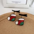 Glitzernde Weihnachtsstrumpf-Haarspangen mit Feder-Design in festlichen Farben Rot und Grün - Weihnachtssocke