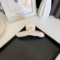 Grande pince à cheveux élégante en peluche beige avec une perle centrale d'hiver - Abricot